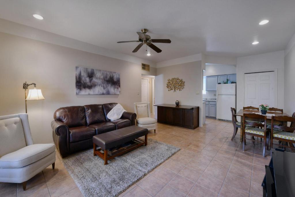 Foothills Getaway - main image