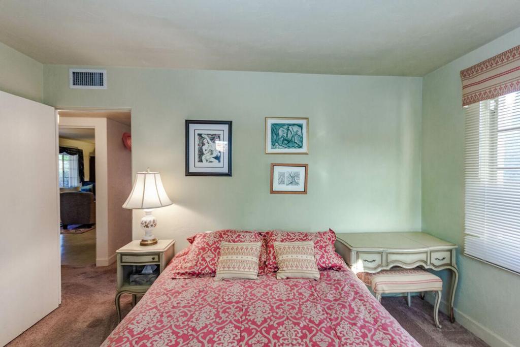 Readers Holmes 2BR by Casago - image 4