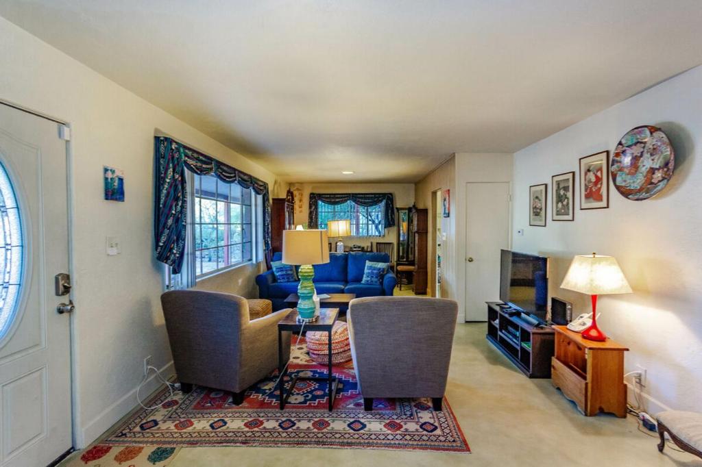Readers Holmes 2BR by Casago - image 5