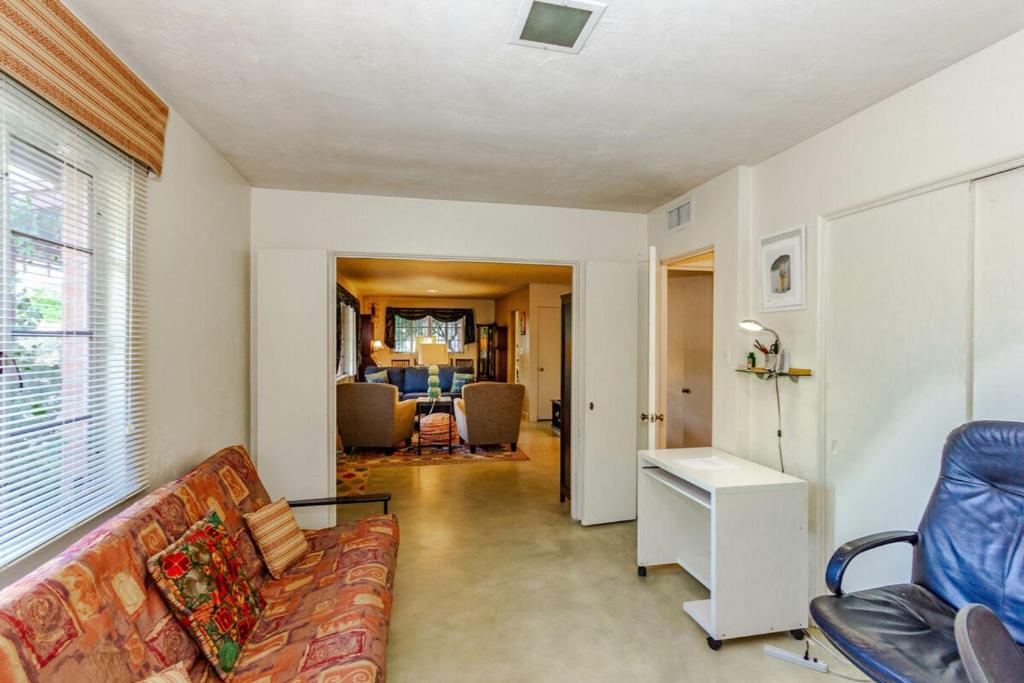 Readers Holmes 2BR by Casago - image 6