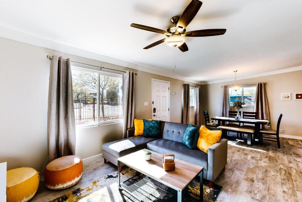 Cozy Tucson Retreat - main image