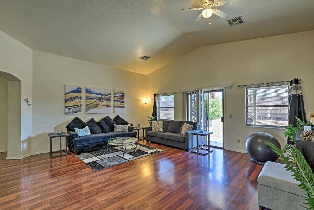 Spacious Southwestern Hideaway Pets Welcome! - image 3