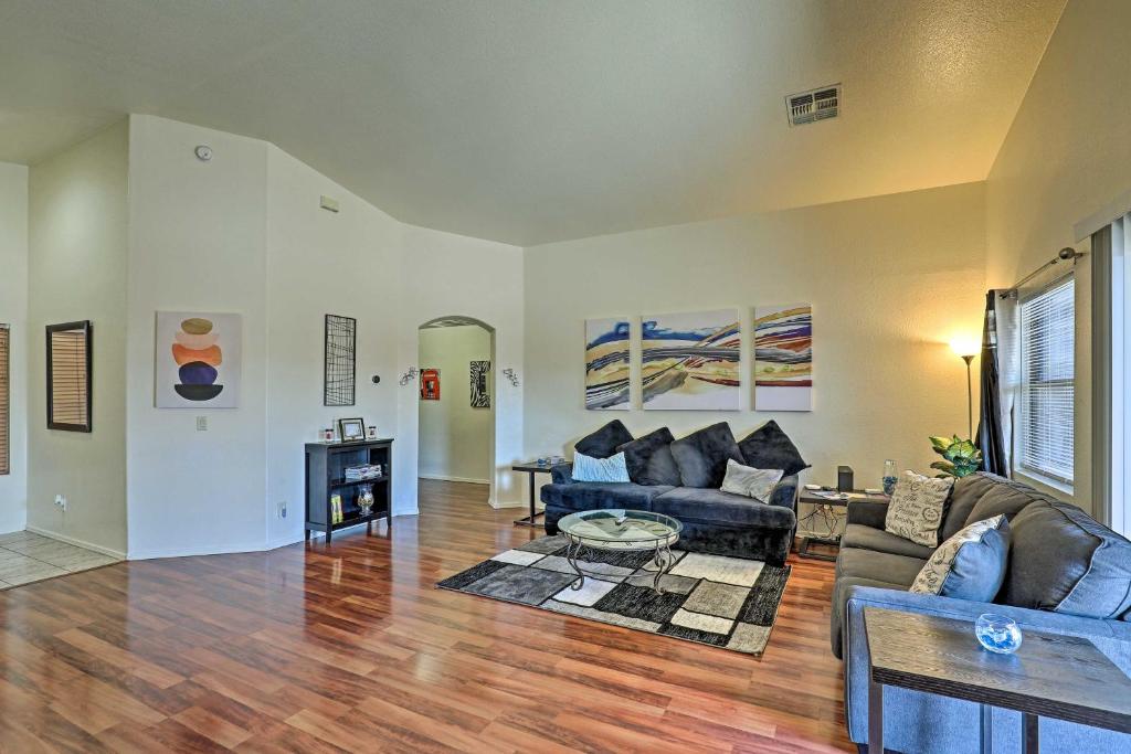 Spacious Southwestern Hideaway Pets Welcome! - image 4