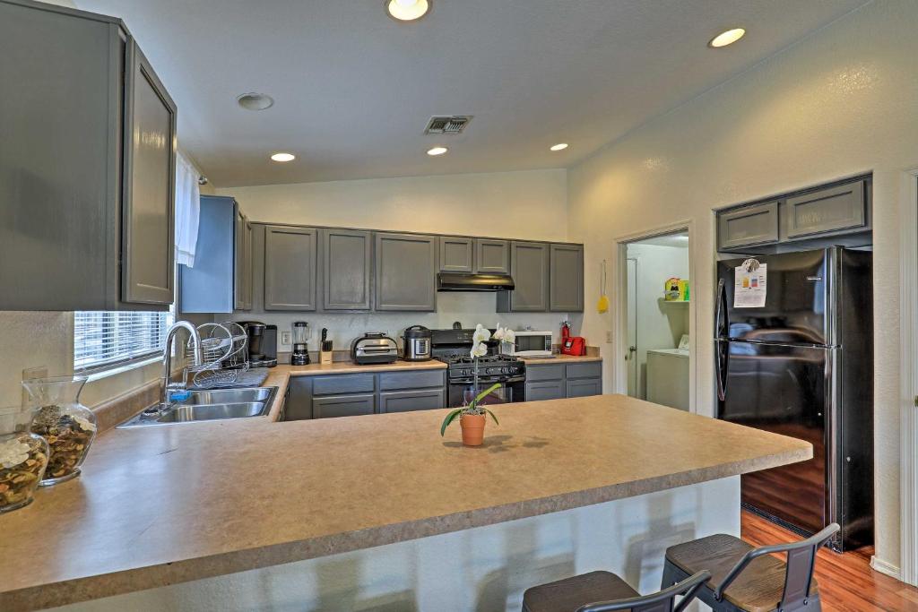 Spacious Southwestern Hideaway Pets Welcome! - image 7