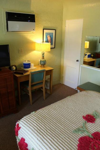 Blue Swallow Motel - image 14