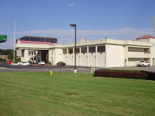 Trade Winds Central Inn - main image