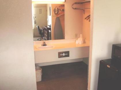 Trade Winds Central Inn - image 2