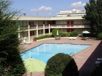 Trade Winds Central Inn - image 4