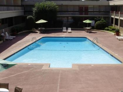 Trade Winds Central Inn - image 5