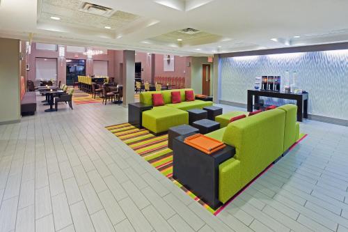 Hampton Inn & Suites Tulsa-Woodland Hills - image 3