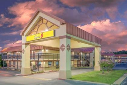 Super 8 by Wyndham Tulsa - image 1