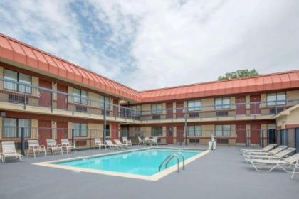 Super 8 by Wyndham Tulsa - image 2
