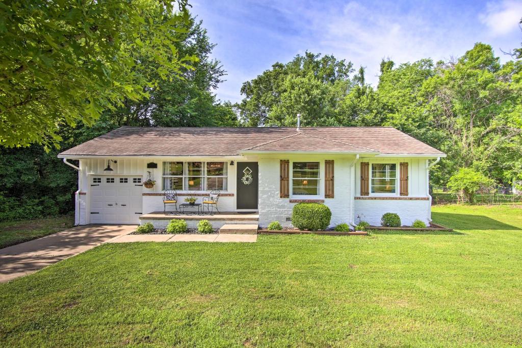 Charming Country Cottage 5 Mi to Dtwn Tulsa! - main image