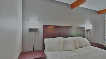 Maplehurst Motel - image 4