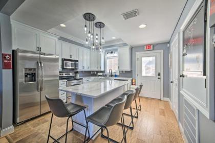 Modern Retreat about half Mi to Bryant-Denny Stadium - image 2