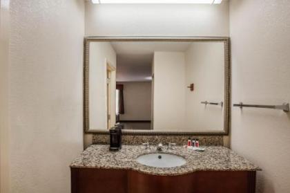 Days Inn & Suites by Wyndham Tyler - image 5