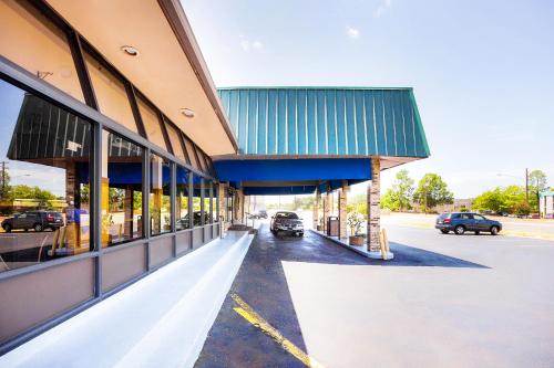 OYO Hotel Tyler Lindale - image 2