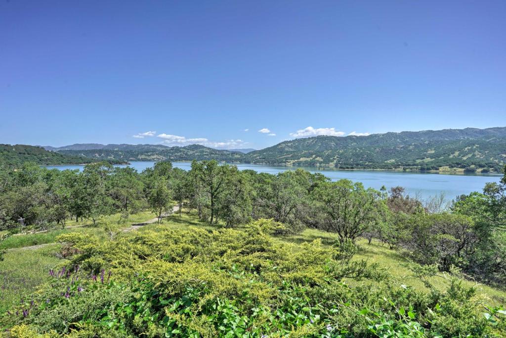 Chic Downtown Ukiah Cottage 5 Mi to Lake Mendocino - main image