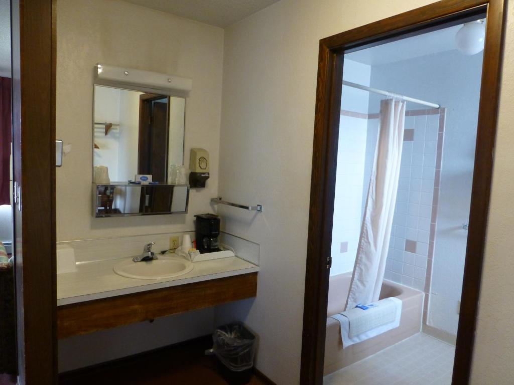 Umatilla Inn & Suites - image 7