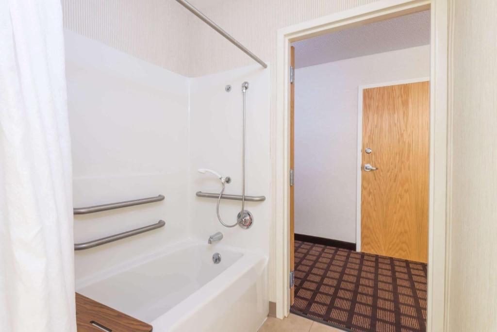 Microtel Inn & Suites by Wyndham Uncasville - image 5