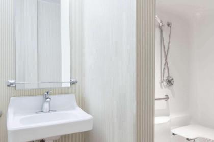 Microtel Inn & Suites by Wyndham Uncasville - image 8
