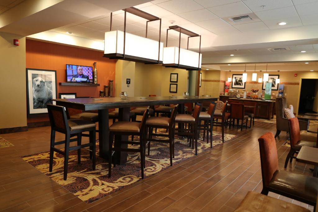 Hampton Inn Union City - main image