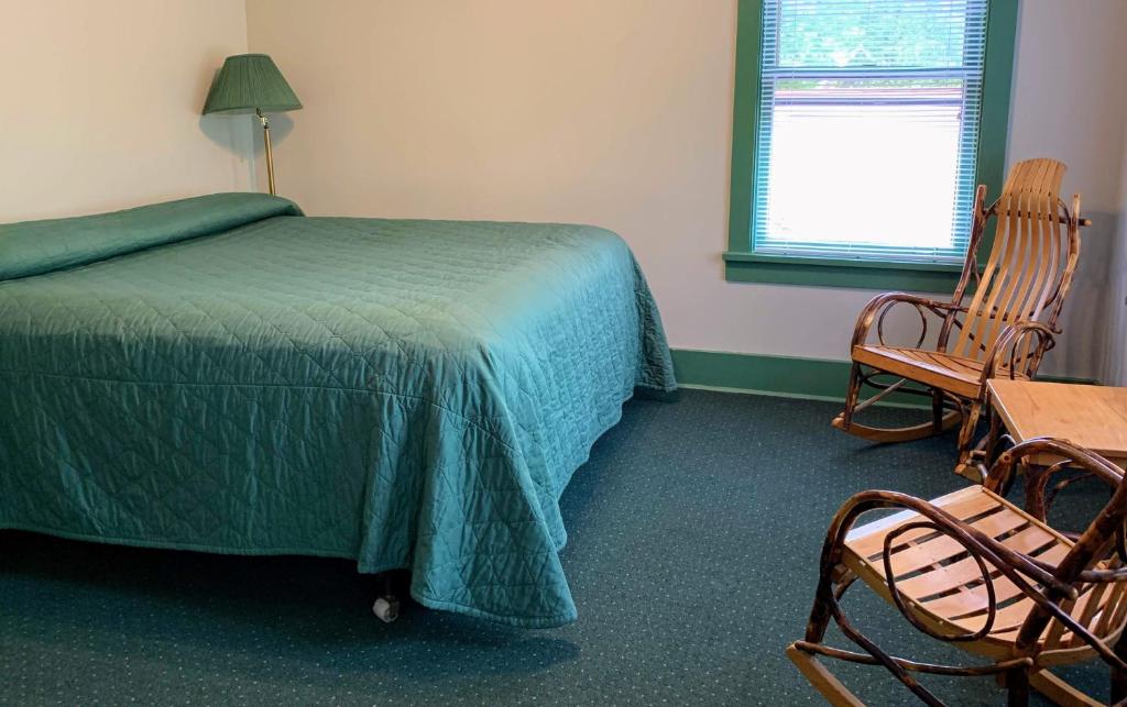 Gordon Beach Inn - image 2