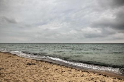 Charming Vintage Union Pier Home - Walk to Beach! - image 13