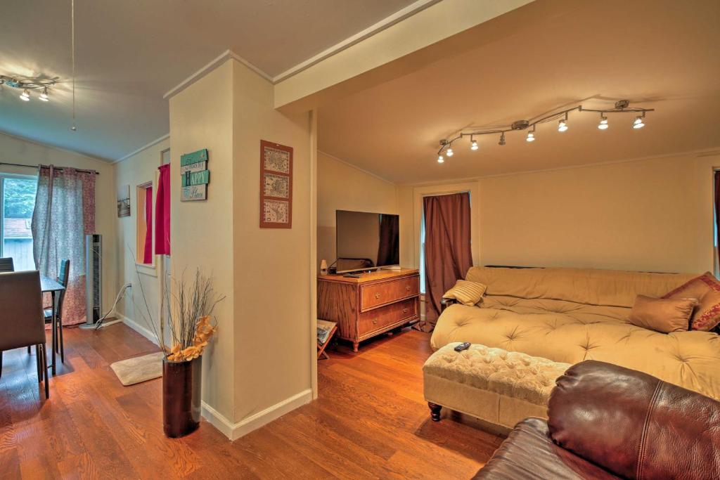 Charming Vintage Union Pier Home - Walk to Beach! - image 3