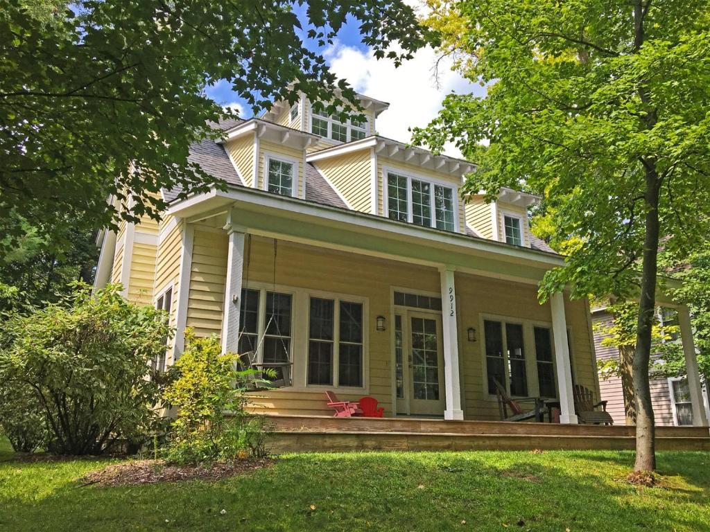 Beach Pines Lakeshore Cottage - main image