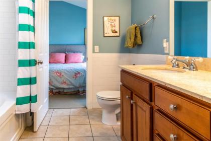 Beach Pines Lakeshore Cottage - image 15