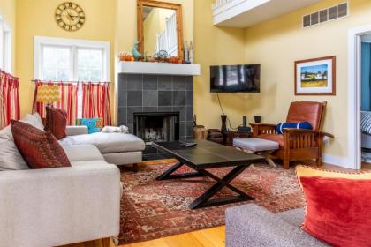 Beach Pines Lakeshore Cottage - image 3
