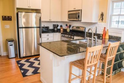 Beach Pines Lakeshore Cottage - image 6