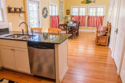 Beach Pines Lakeshore Cottage - image 8