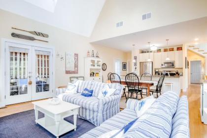The Lighthouse in Lakeshore Cottages - image 3