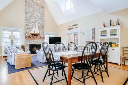 The Lighthouse in Lakeshore Cottages - image 5