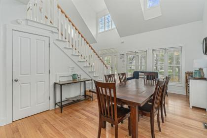 Lakeshore Cottage - image 12