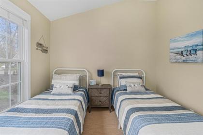 Lakeshore Cottage - image 15
