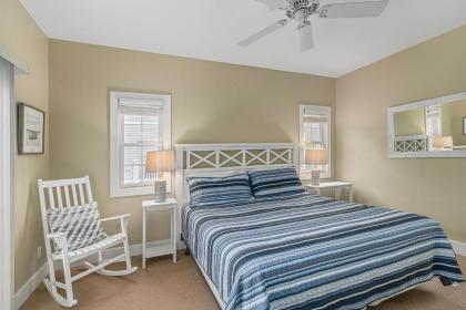 Lakeshore Cottage - image 9