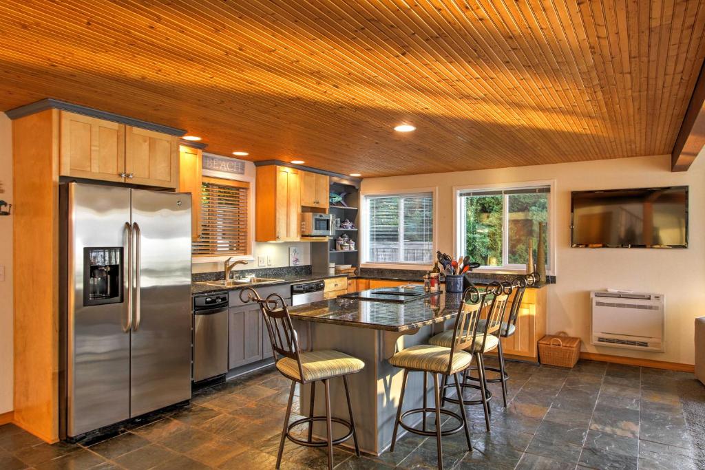 Waterfront 3BR Home on Gold Coast of Hood Canal! - image 2