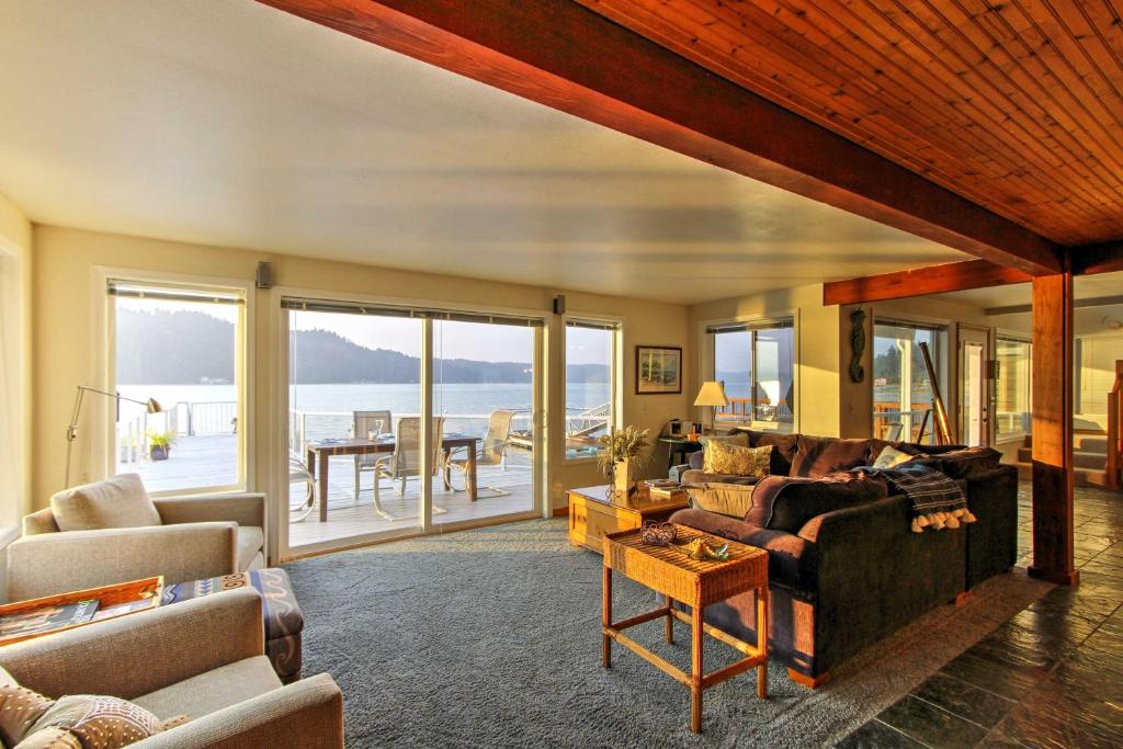 Waterfront 3BR Home on Gold Coast of Hood Canal! - image 3