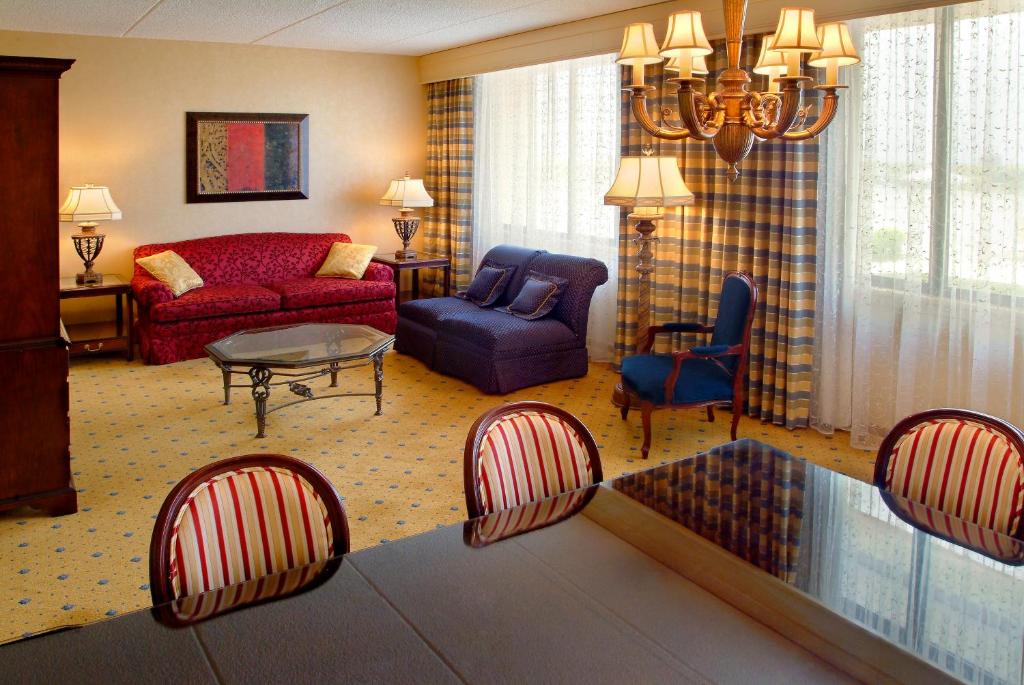 Long Island Marriott Hotel - image 2