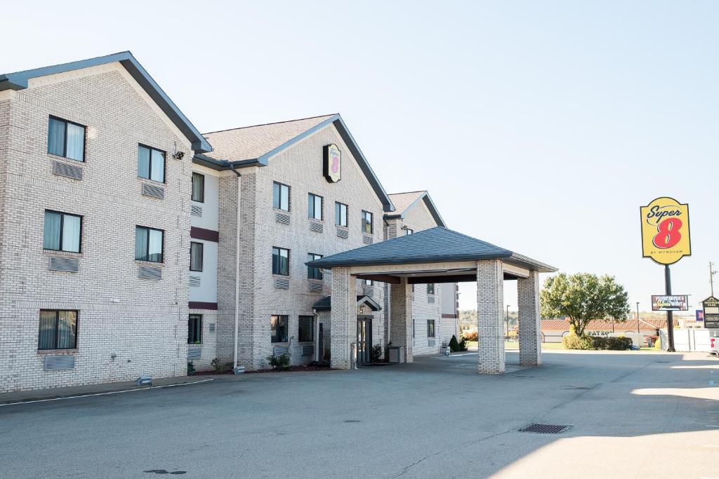 Super 8 by Wyndham Uniontown PA -Newly Renovated! - main image