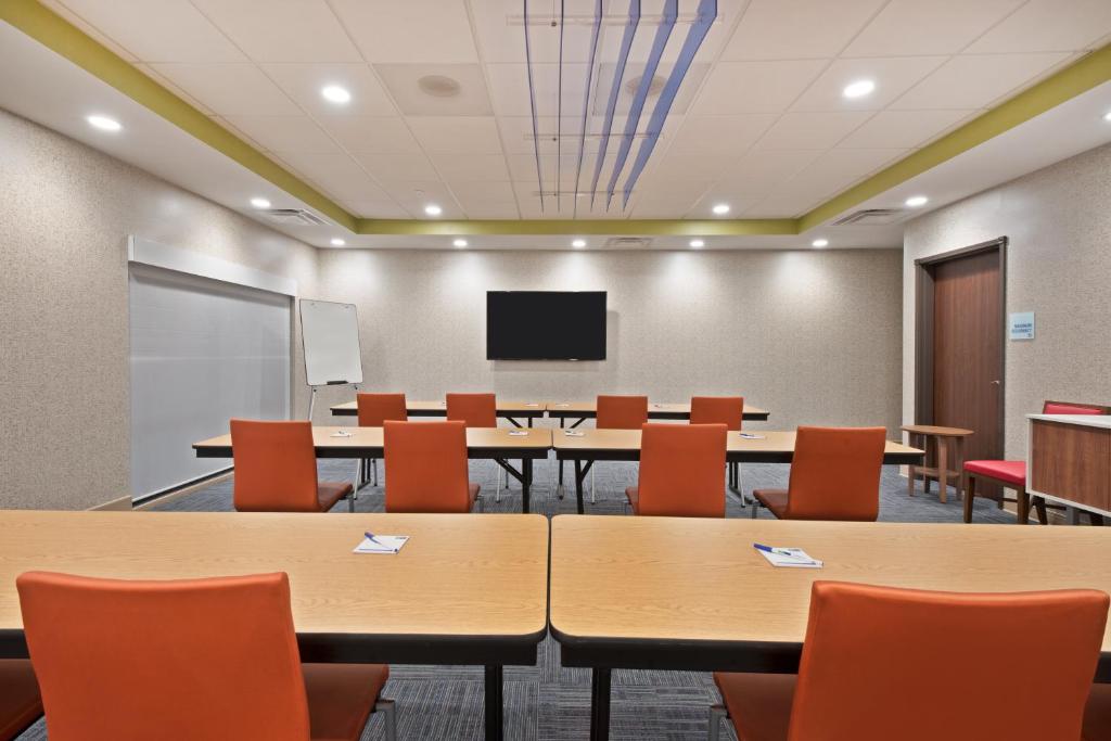 Holiday Inn Express & Suites Uniontown an IHG Hotel - image 2