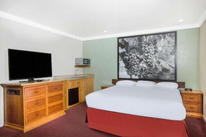Super 8 by Wyndham Upper Lake - image 10
