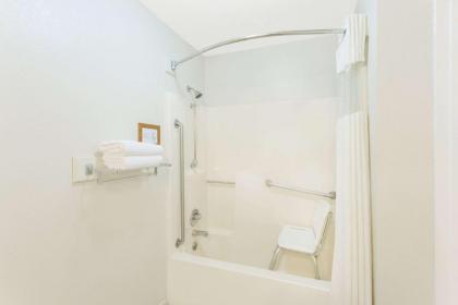 Super 8 by Wyndham Upper Lake - image 11