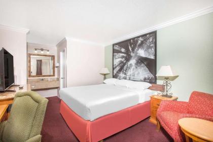 Super 8 by Wyndham Upper Lake - image 14