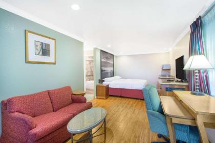 Super 8 by Wyndham Upper Lake - image 2