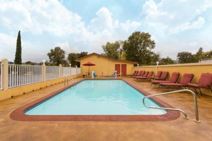 Super 8 by Wyndham Upper Lake - image 3