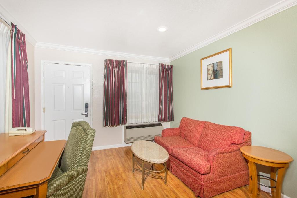 Super 8 by Wyndham Upper Lake - image 6